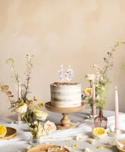 Κεράκια Λευκά με Πέταλα – Ρομαντική Ατμόσφαιρα σε Κάθε Γιορτή